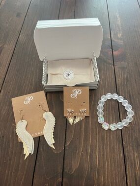 Plunder Iridescent Bead Bracelet + Gold Wing & Dang Earrings Set L8